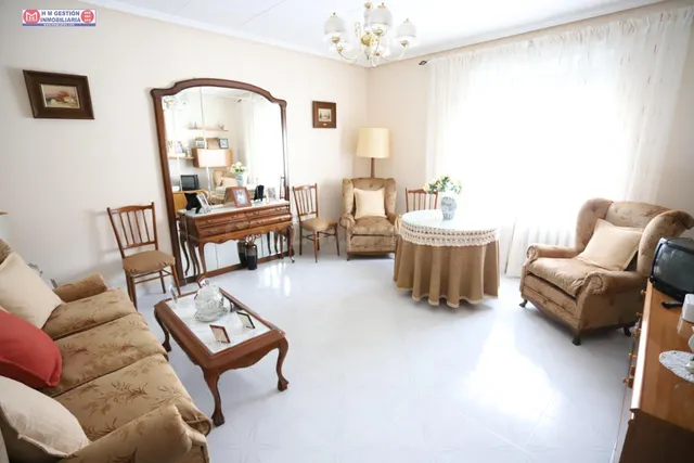CASA PARA ENTRAR A VIVIR CON 3 DORMITORIOS, PATIO DE 90 m2 Y - foto 5