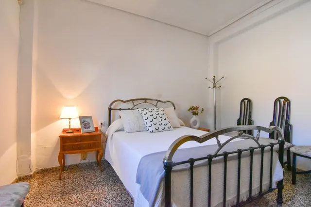 ¡Oportunidad única en Picassent! Casa en buen estado con gran potencial — 12