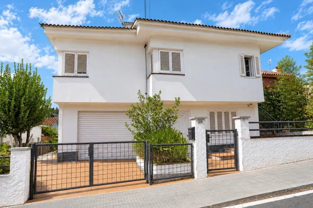 SE VENDE CASA INDEPENDIENTE CON PISCINA CON VISTAS EN CORBERA DE LLOBREGAT BARCELONA — 9