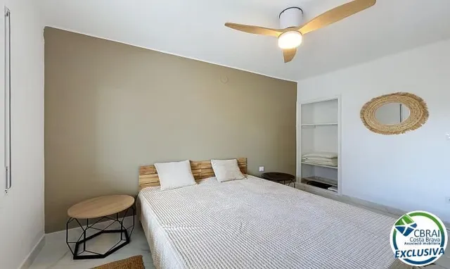 Apartamento 2 dormitorios renovado con terraza en Santa Margarida, Rosas — 18