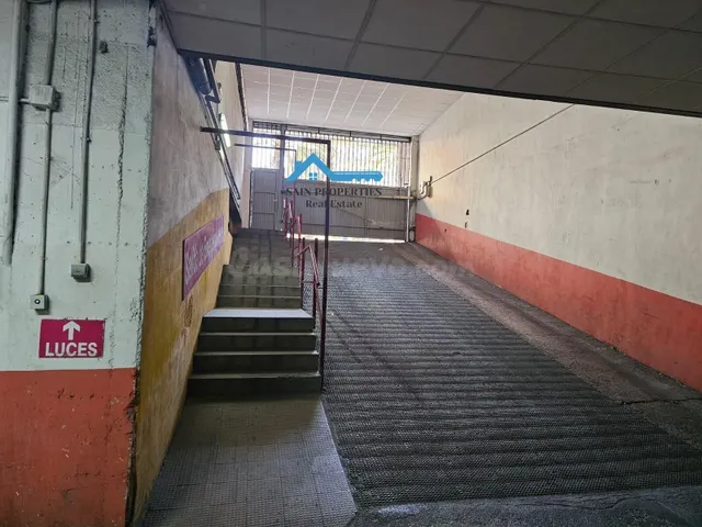 Garaje con trastero y altillo a la venta en Plaza del Infant - foto 2