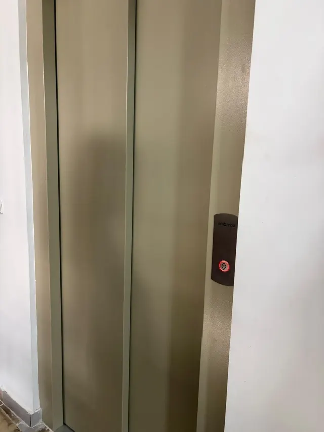 Piso en alquiler de larga temporada en Avenida Blas Infante – 1.300 €/mes — 17