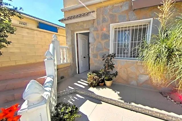 Maravilloso chalet pareado (aprox. 130 m2 + terrazas y garaje) con 4 dormitorios y 2 baños. Amplia parcela privada (516 m2) con jardín y gran piscina. — 46