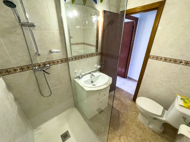 Encantador adosado de 2 plantas en Nueva Torrevieja — 2 dormitorios, 2 baños, gran patio y piscina comunitaria — 31