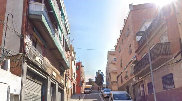 SE VENDE LOCAL OKUPADO en Calle Mozart 75 de Badalona (Barcelona). — 8