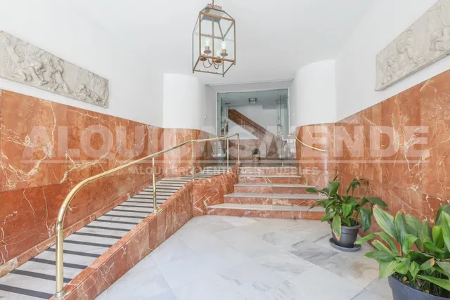 Centro-Plaza de Armas. Excelente vivienda de techos altos y 