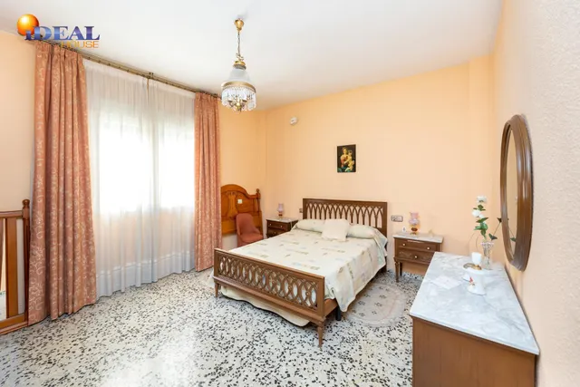 Local + vivienda en Avda. Cadiz — 23
