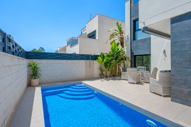 Villa moderna con piscina privada, 3 dormitorios y 3 baños. — 42