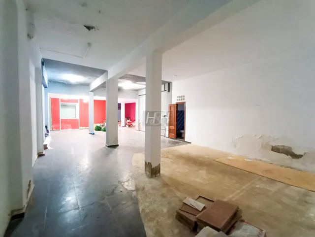 Local comercial amplio en Lauri Volpi. / HH Asesores, Inmobiliaria en Burjassot/ — 2