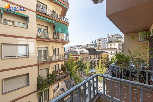 Piso en esquina con terraza y vistas a Plaza Mariana Pineda, Granada — 14