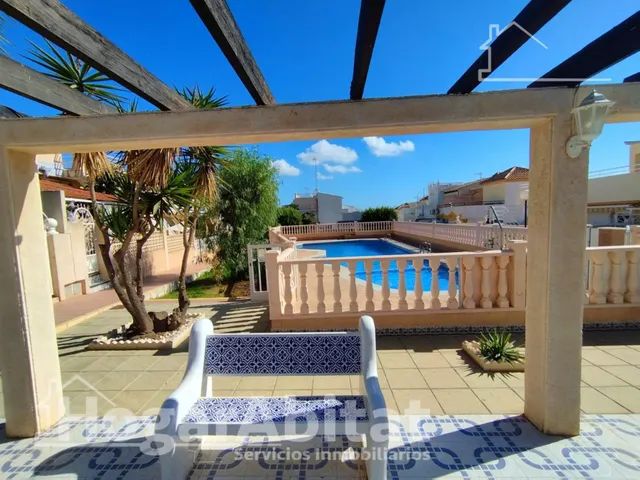 Espacio exterior, luz y privacidad en este adosado reformado en esquina con gran terraza y piscina comunitaria — 48