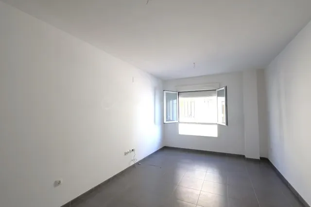 Planta baja en pleno centro de Cúllar Vega con garaje inclui