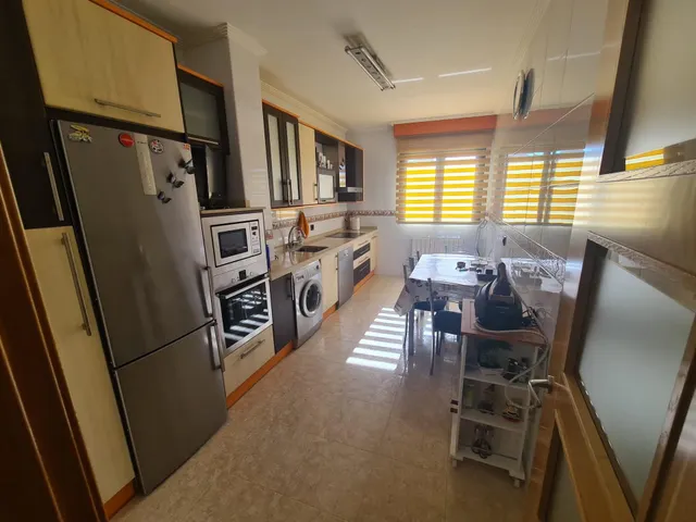 Se vende amplísimo apartamento, amueblado y equipado, cocina - foto 2