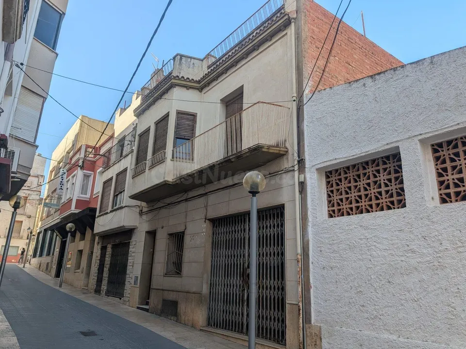 GRAN VIVIENDA CON LOCAL COMERCIAL EN CALLE RAMÓN Y CAJAL!