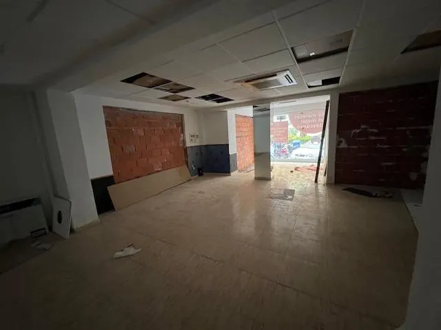ALQUILER LOCAL COMERCIAL CETRICO  70M2. EN PLAZA ESCULTOR ROQUE LOPEZ — 3