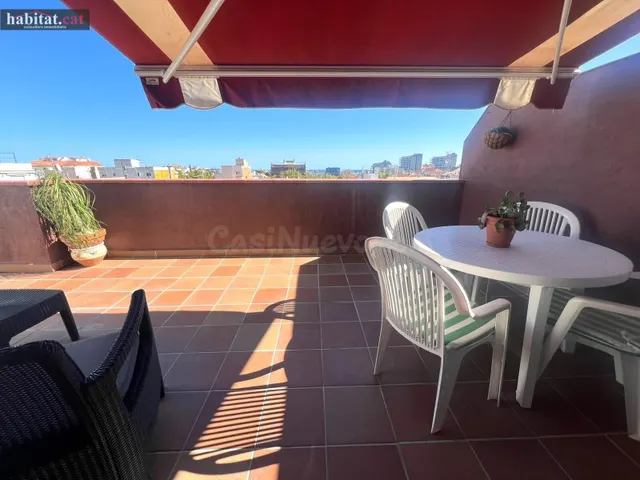 Ático amueblado con terraza en el centro de Vilanova - foto 2