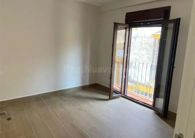 SE VENDE PISO CENTRO - foto 2