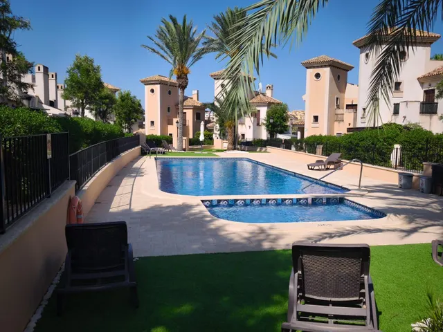 ADOSADO CON JARDÍN Y PISCINA COMUNITARIA EN CAMPO DE GOLF — 6