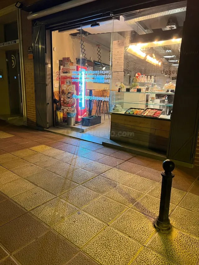 SE VENDE CAFETERÍA/CONFITERÍA EN LA FLOTA - foto 5