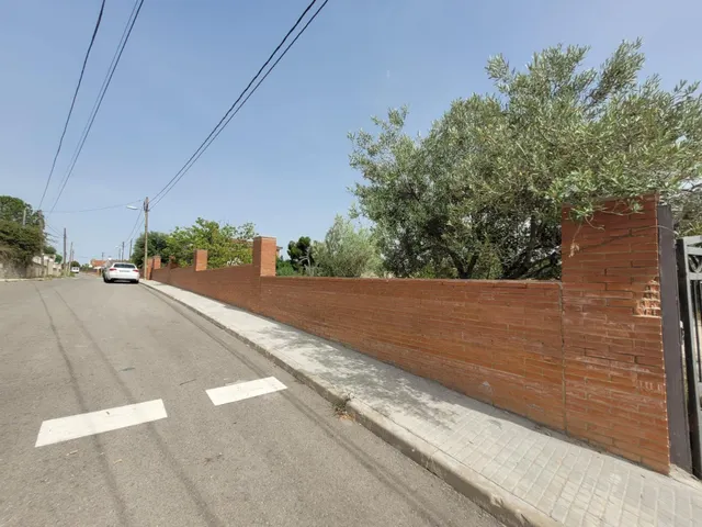 Terreno llano con todos los servicios en El Maset de Masquefa — 18