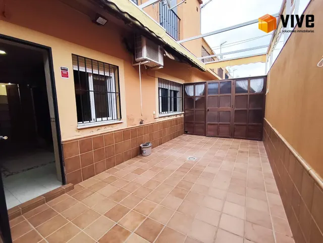 Casa adosada de dos plantas en La Rinconada: espacio, luz y comodidad para tu familia — 5