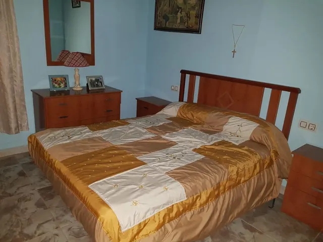 CASA CON COCHERA Y SALIDA A DOS CALLES — 8