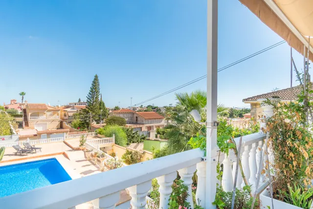 Chalet pareado con piscina, amplia parcela y alta eficiencia energética en Los Balcones — 36