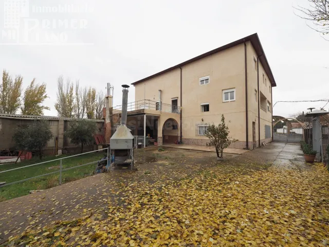 *¡OPORTUNIDAD EN ESQUINA! Inmueble con 1188m2 de parcela y 7