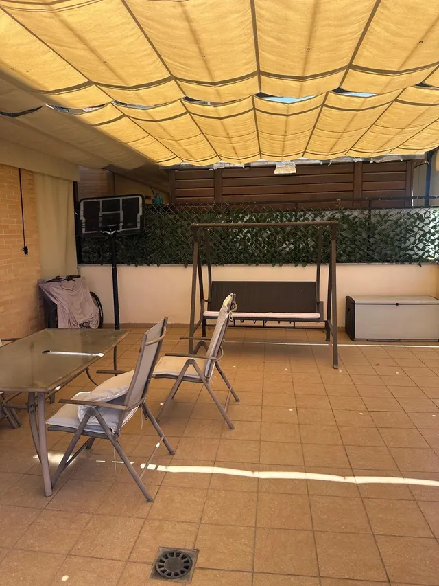 Pisazo de estudiantes con piscina — 6
