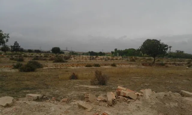 SE VENDE O ALQUILA TERRENO CON CASA PARA REFORMAR , 25.000 M - foto 4
