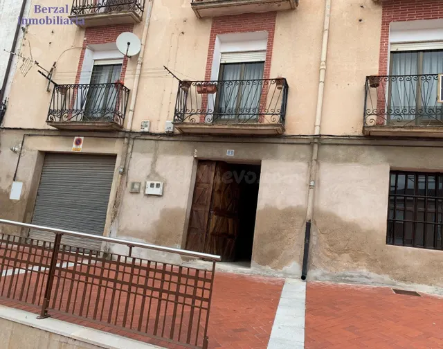 Casa de pueblo en venta en Entrena. Para reformar, con mucha