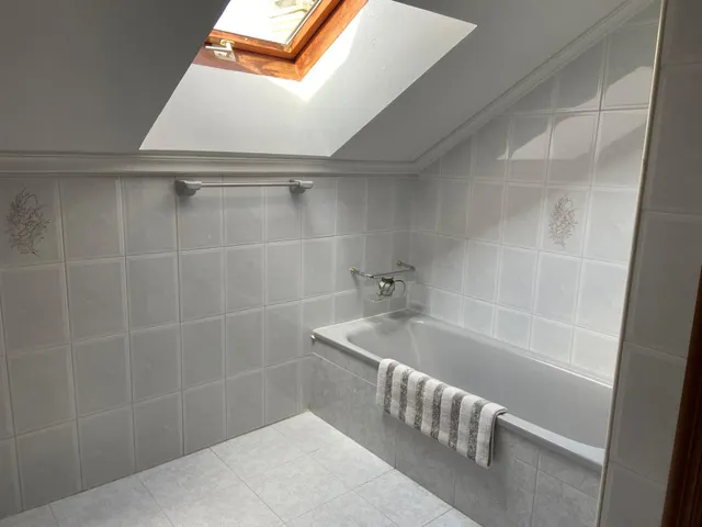 SE VENDE DÚPLEX AMUEBLADO. COCINA, SALÓN, 3 HAB., 2 BAÑOS, TRASTERO Y PLAZA DE GARAJE. — 13