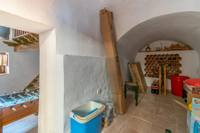 Casa de grandes dimensiones ubicada en la calle Duende, cerca de la Plaza del Conde Luque. — 23