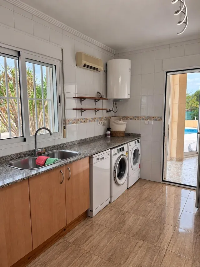 Chalet con piscina privada y parcela — 9