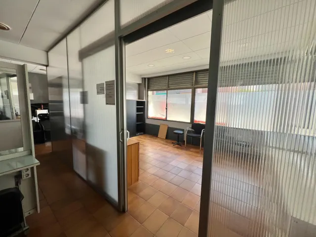 DESTACABLE Y PECULIAR LOCAL en VENTA o ALQUILER en Martorell. — 6