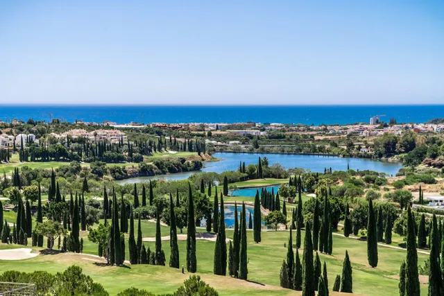 Terreno exclusivo Costa del Sol con vistas al mar y golf en Benahavís — 3