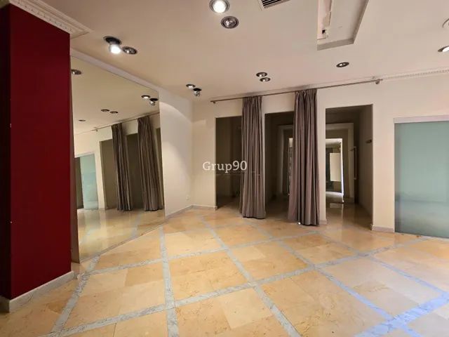 LOCAL COMERCIAL EN ZONA RICARDO VINYES — 21