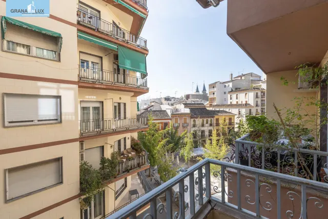 Piso en esquina con terraza y vistas a Plaza Mariana Pineda, Granada — 13