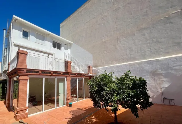 CHALET LUMINOSO CON PATIO Y VISTAS