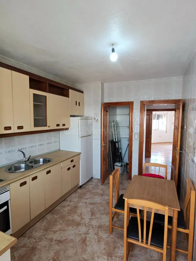 Piso de 3 dormitorios con garaje, terraza y ascensor en San Javier — 4
