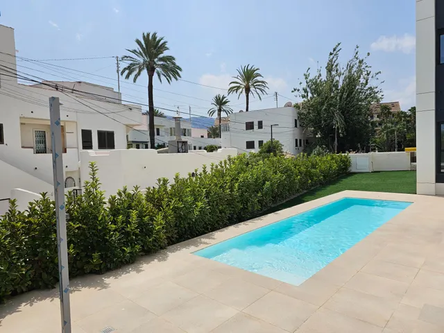 Apartamento en planta baja de obra nueva en exclusiva urbanización en primera línea de playa — 2