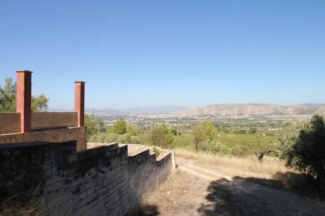 IMPRESIONANTE FINCA DE 30 HECTÁREAS CON TERRENO CULTIVABLE Y VISTAS PANORÁMICAS A VILLENA — 32