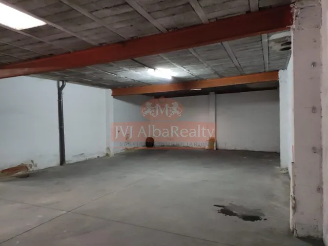 SE VENDE LOCAL CON VADO, EN ZONA ENSANCHE-CIRCUNVALACION. — 4