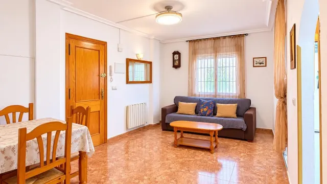 Bonito piso de 2 habitaciones con piscina comunitaria cerca del centro de Torrevieja. — 9