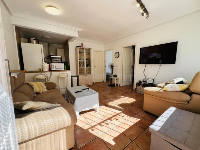 Encantador adosado con terraza y piscina comunitaria — 2