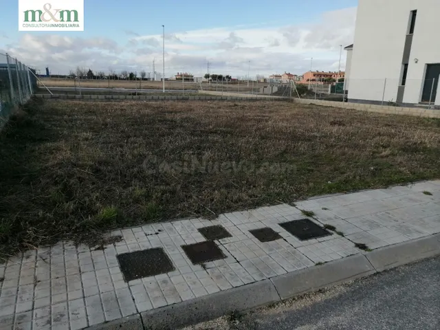 se vende parcela urbana en Moriscos, vallada y con todos los