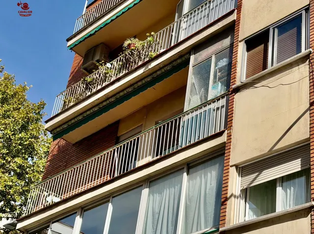 Piso exterior de 88m2 con 4 dormitorios para REFORMA INTEGRAL, con soleado salon comedor con acceso directo a una luminosa terraza exterior y cocina con tendedero,. — 24