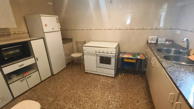 ¡Oportunidad Única en Cabra! Casa con Patio y Porche por sol - foto 2