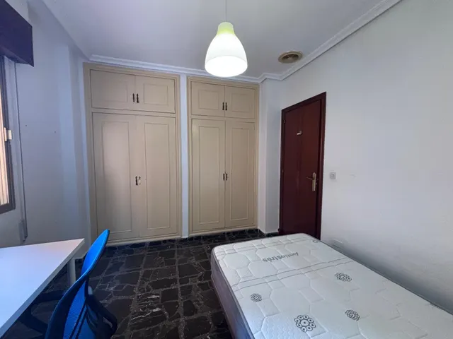 Piso para estudiantes muy luminoso de 3 dormitorios en la Alameda, Cartagena. — 25