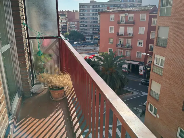 Piso de 72m2 útiles. Distribuido en tres dormitorios, salón, cocina, baño, despensa y amplio balcón — 21
